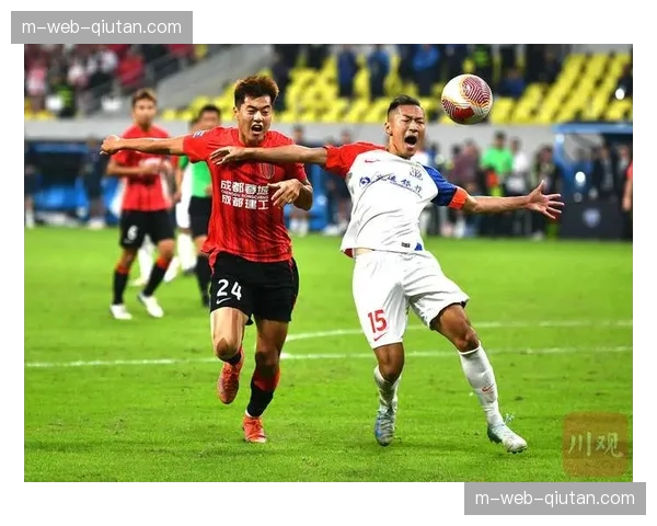 成都蓉城五后卫体系应对边路进攻 但肋部空当屡被利用